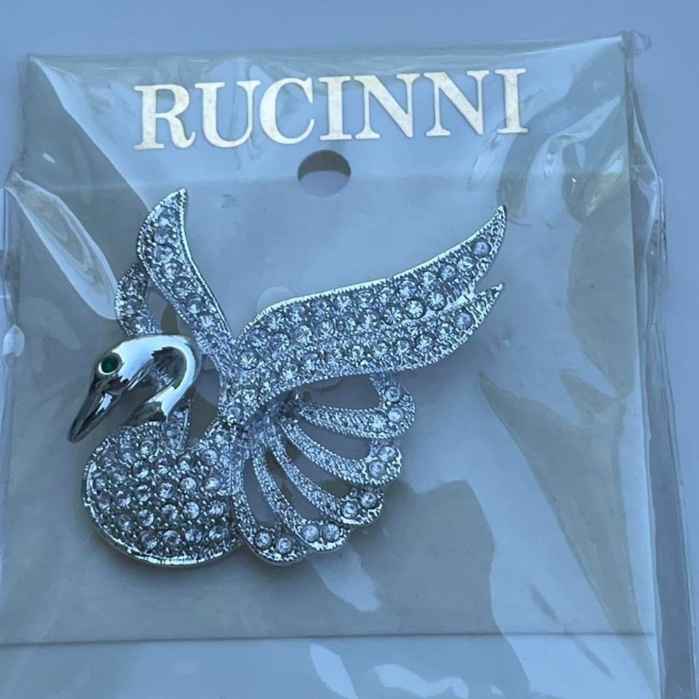 Rucinni silver swan brooch‎ pin with a green rhinestone in the eye NEW'